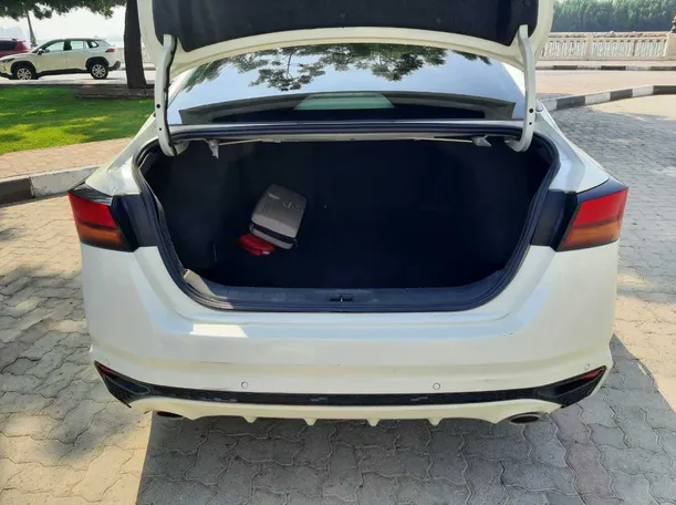 Car image 19