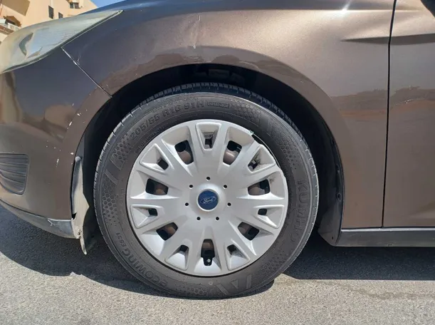 Car image 9
