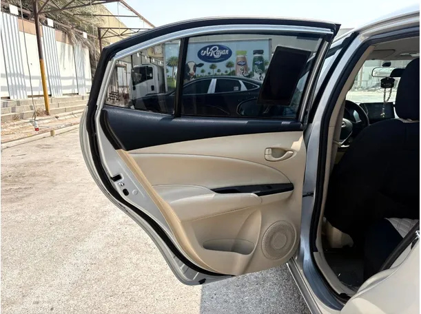 Car image 14