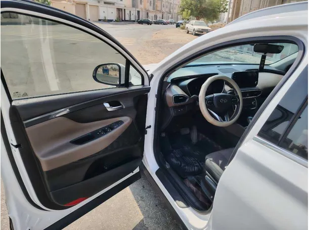 Car image 12