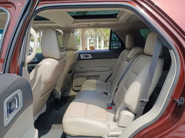Car image 14