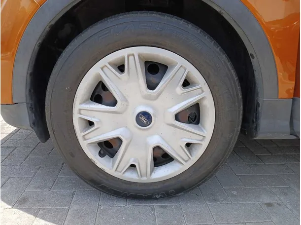 Car image 9
