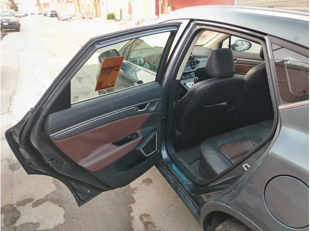 Car image 17