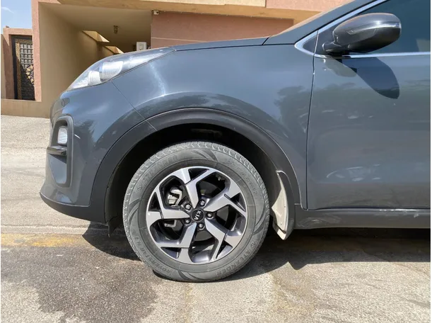 Car image 9