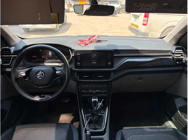 Car image 15