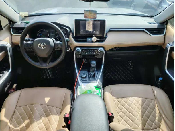Car image 19