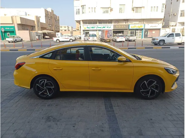 Car image 4