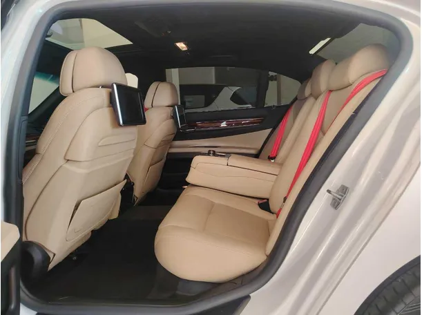 Car image 17