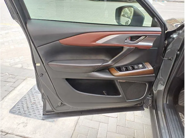 Car image 10