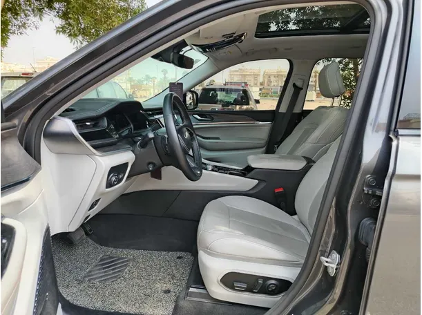 Car image 13