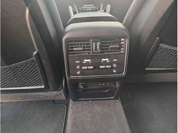 Car image 40