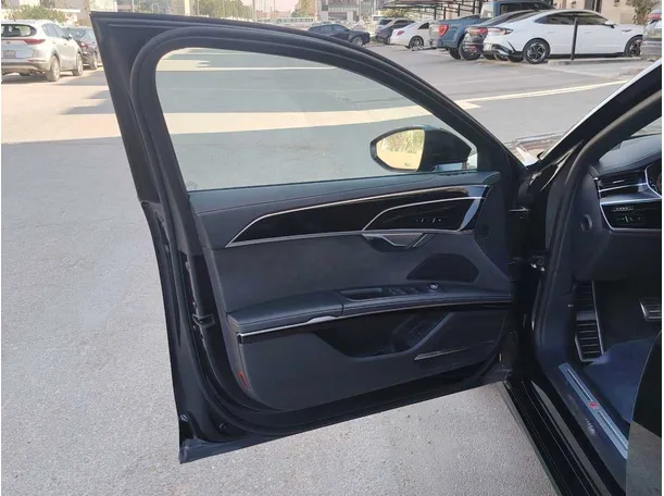 Car image 11