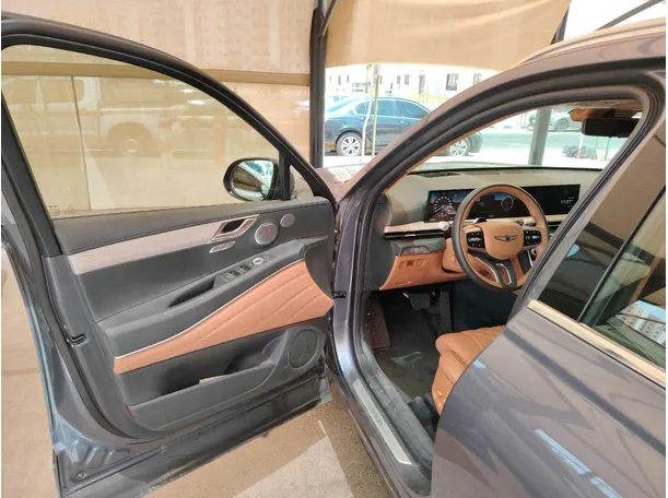 Car image 11
