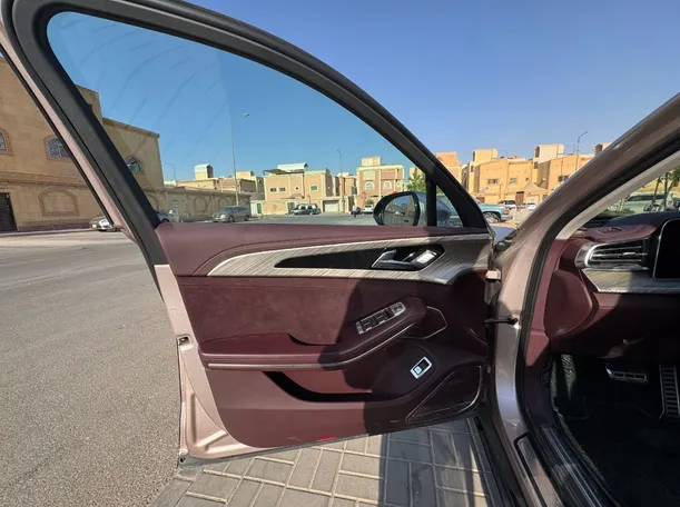 Car image 9