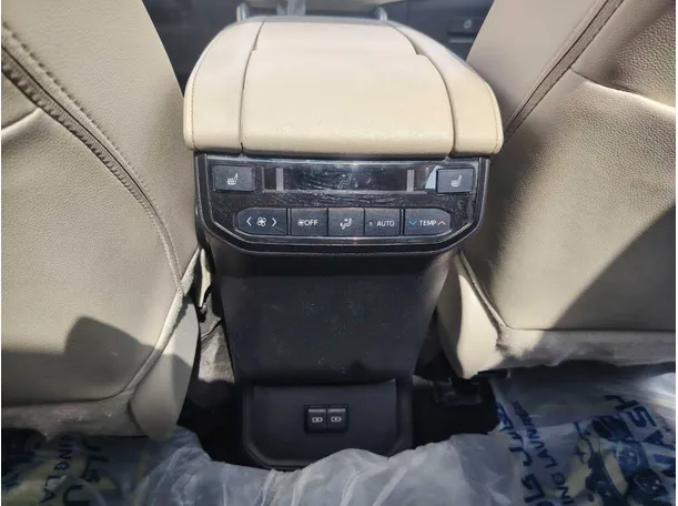 Car image 26