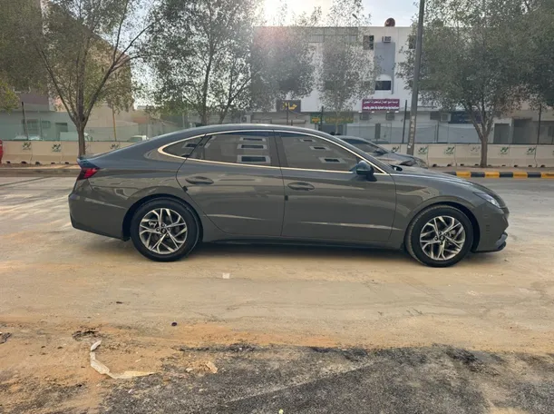 Car image 4