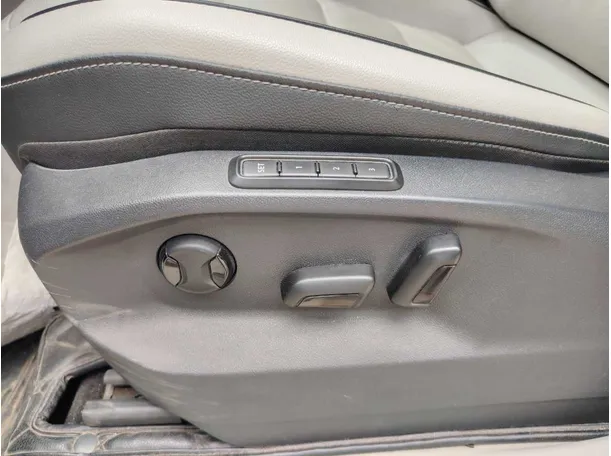 Car image 27