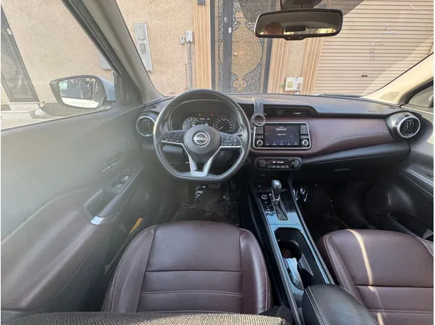 Car image 16