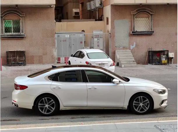 Car image 4