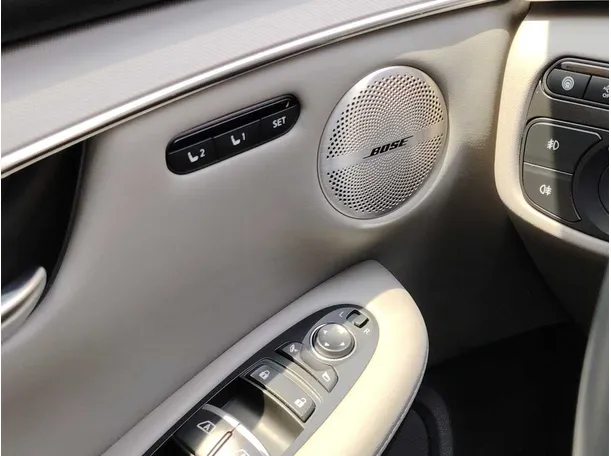 Car image 30