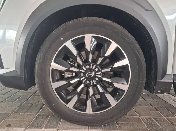 Car image 9