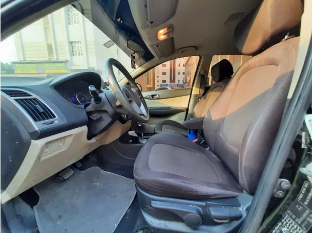 Car image 14