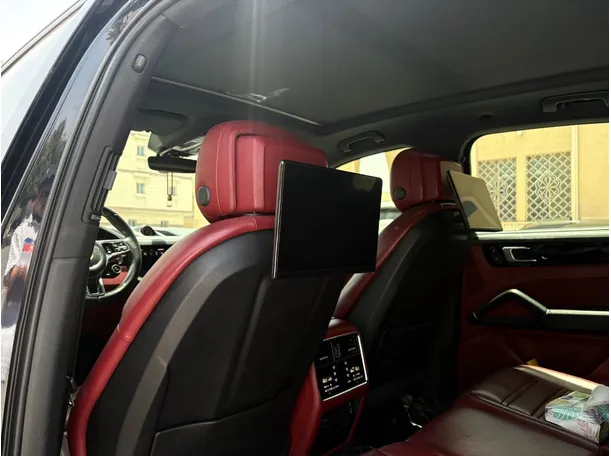 Car image 17