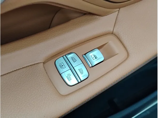 Car image 40