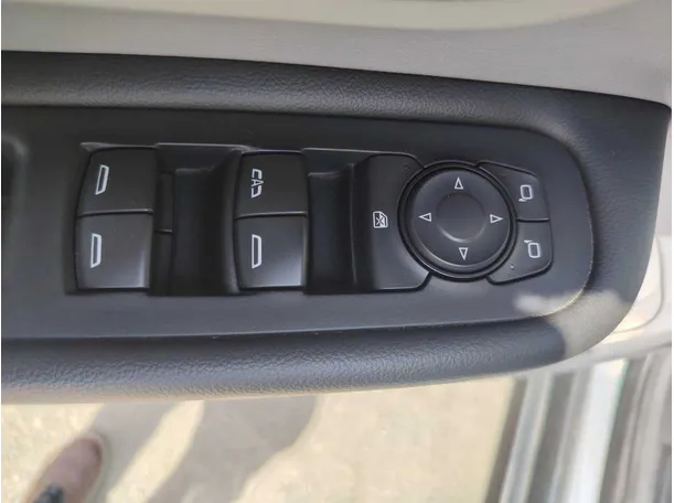 Car image 26