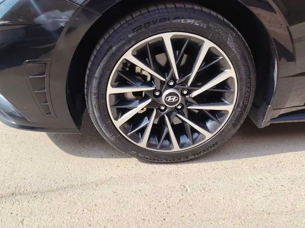 Car image 10