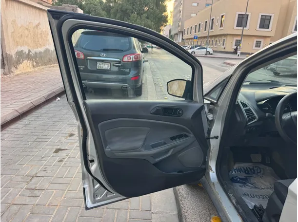 Car image 10