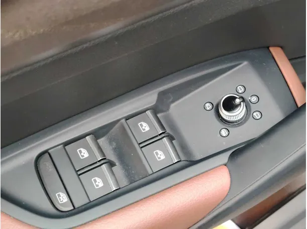 Car image 36