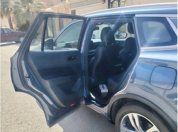Car image 14
