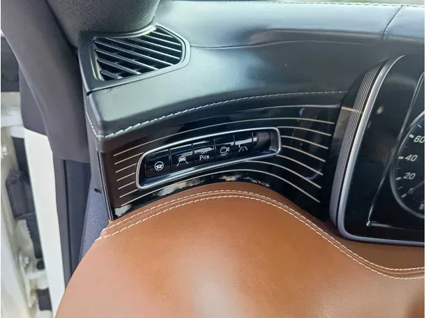 Car image 32