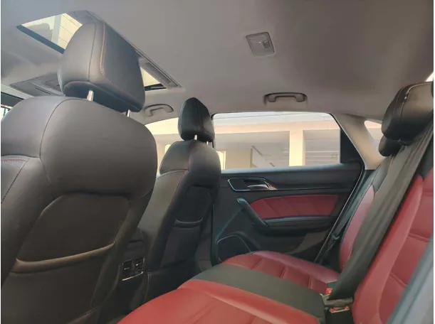 Car image 18