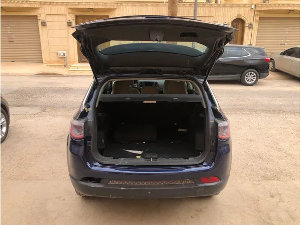 Car image 18