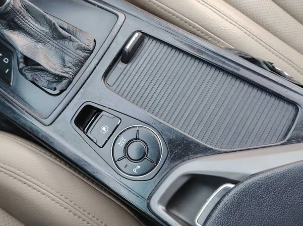 Car image 32