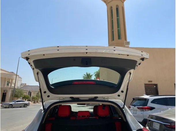 Car image 19