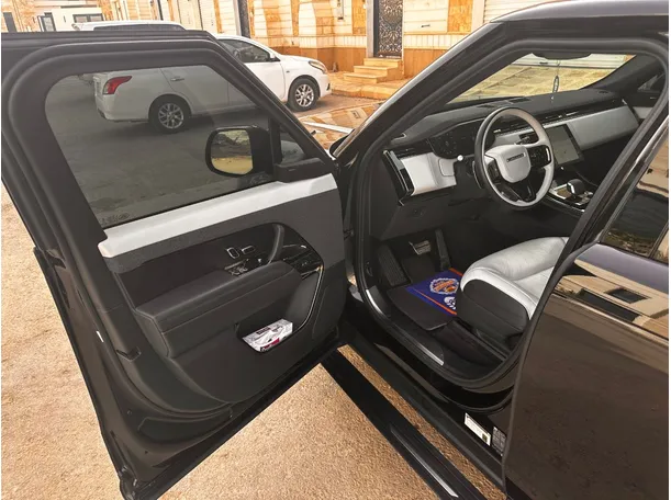 Car image 11
