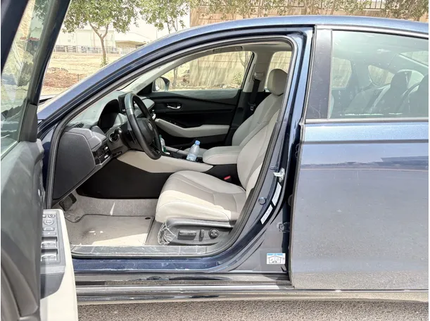 Car image 11