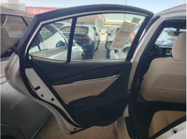 Car image 18
