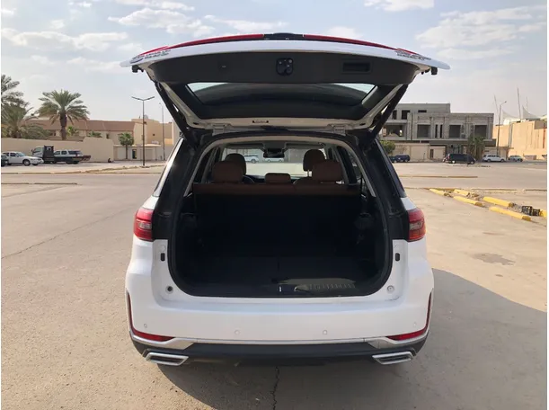 Car image 19