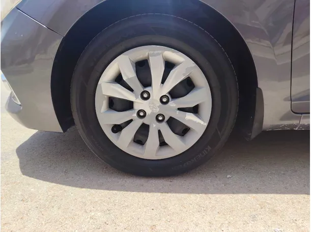 Car image 10