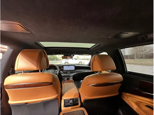 Car image 18