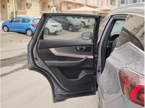 Car image 14
