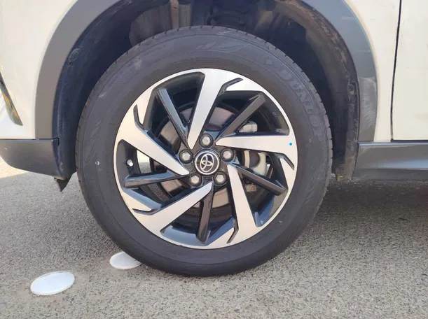 Car image 9