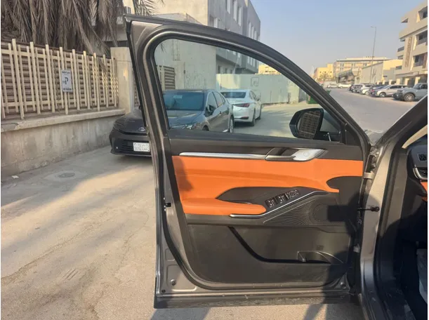 Car image 10