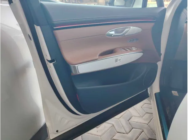 Car image 13