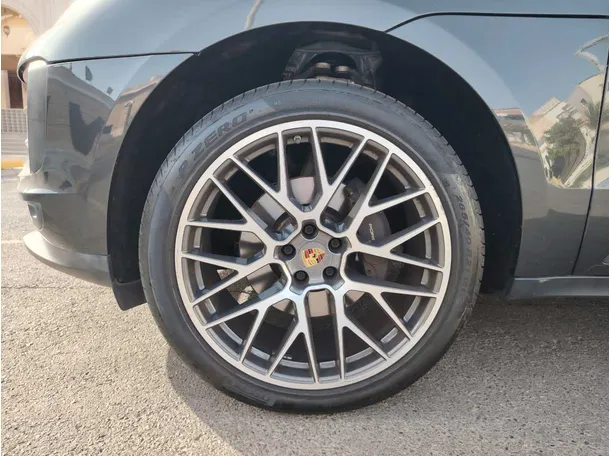 Car image 9