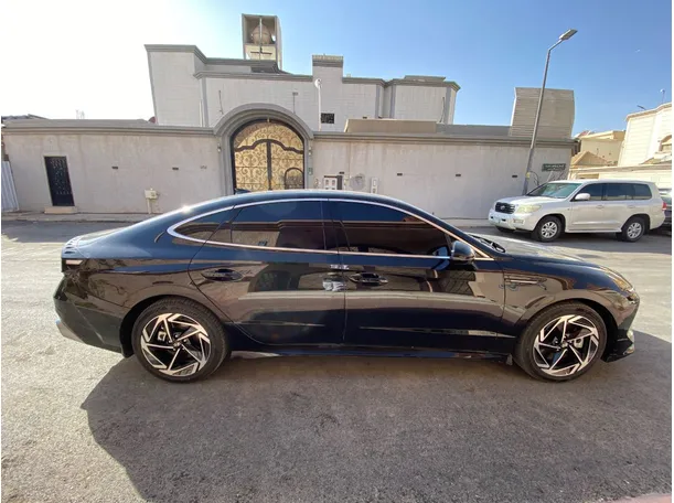 Car image 4